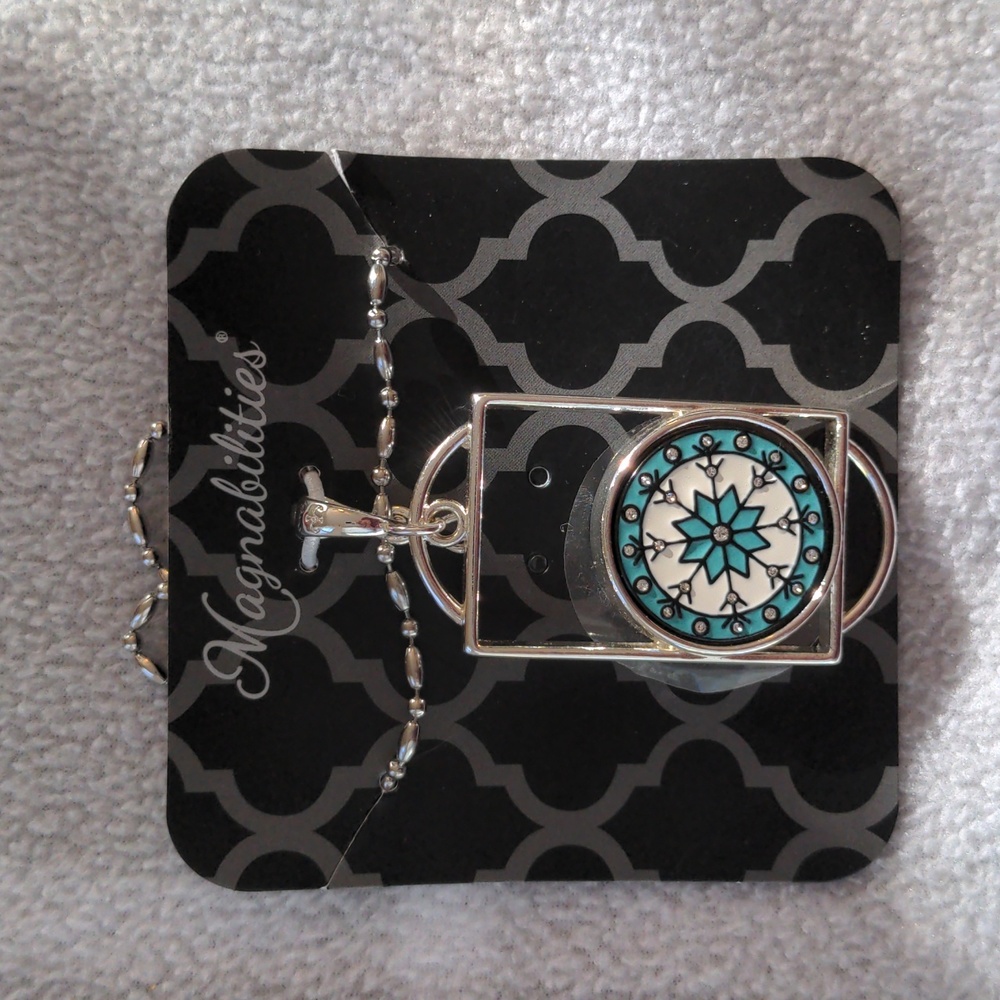 🏷️ NWT Magnabilities Snowflake Necklace